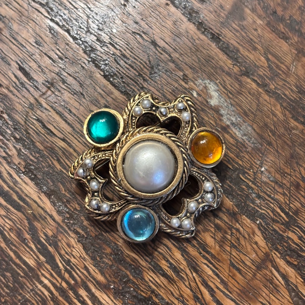 Elegant vintage Gold Jewel and Pearl Brooch